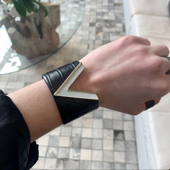 Black Croc Leather Silver V Cut Cuff Bracelet - Picture 6 of 11